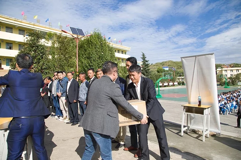 創(chuàng)想三維為21所受助學(xué)校捐贈(zèng)3D打印機(jī)