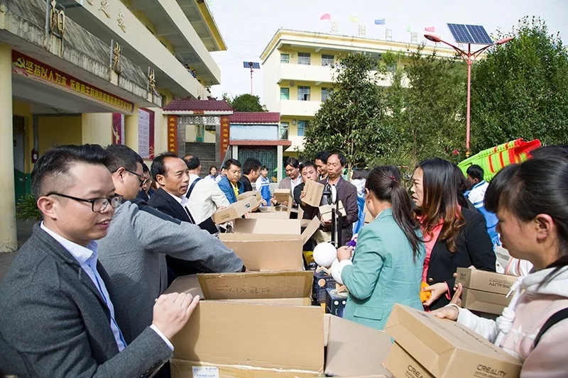 熱情捐助3D打印機(jī)合影