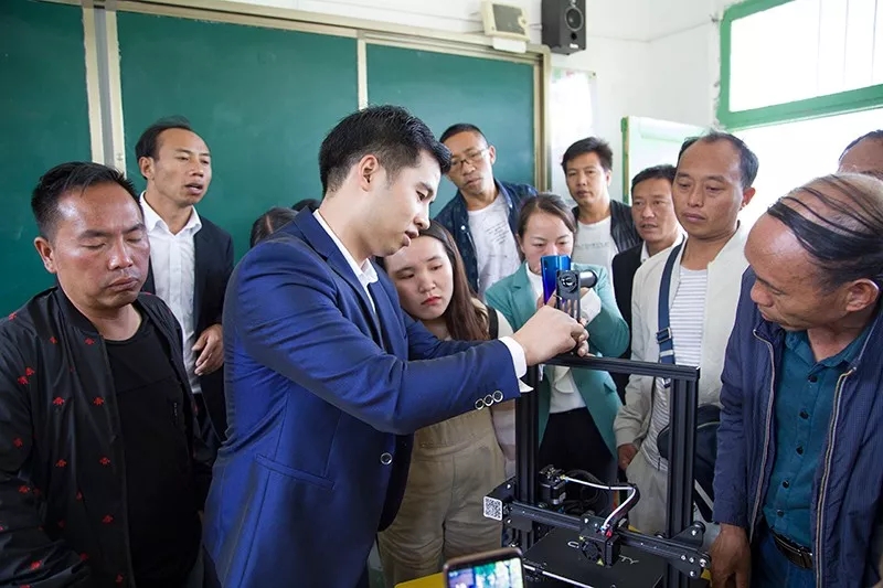 操作3D打印機(jī)給大家學(xué)習(xí)