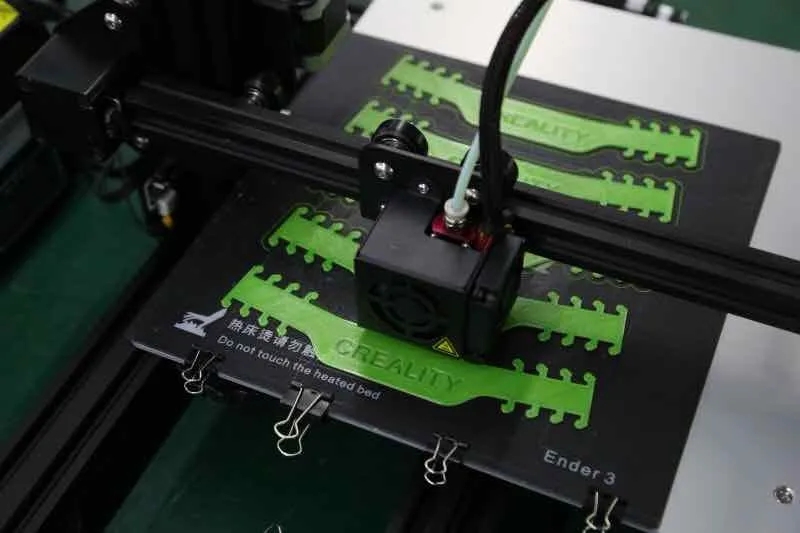 3D口罩扣打印現(xiàn)場(chǎng)一